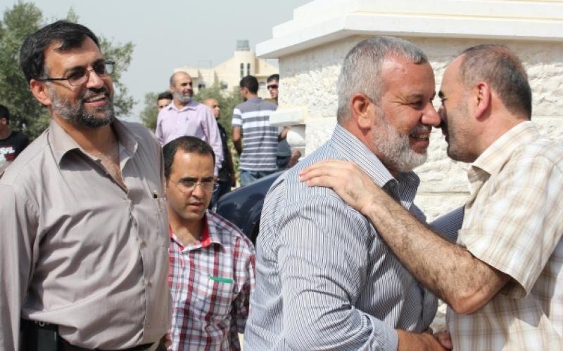 بالصور.. النائبان القاضي وزيدان يعانقان الحرية