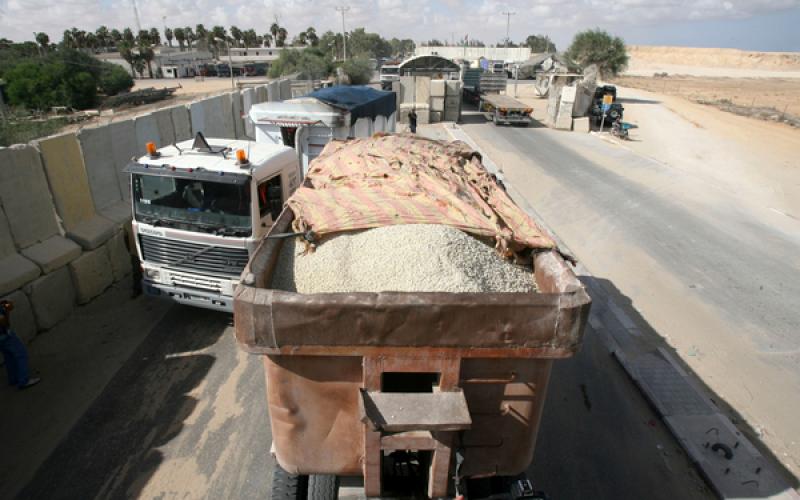 صور: دخول مواد البناء لغزة عبر "أبو سالم"