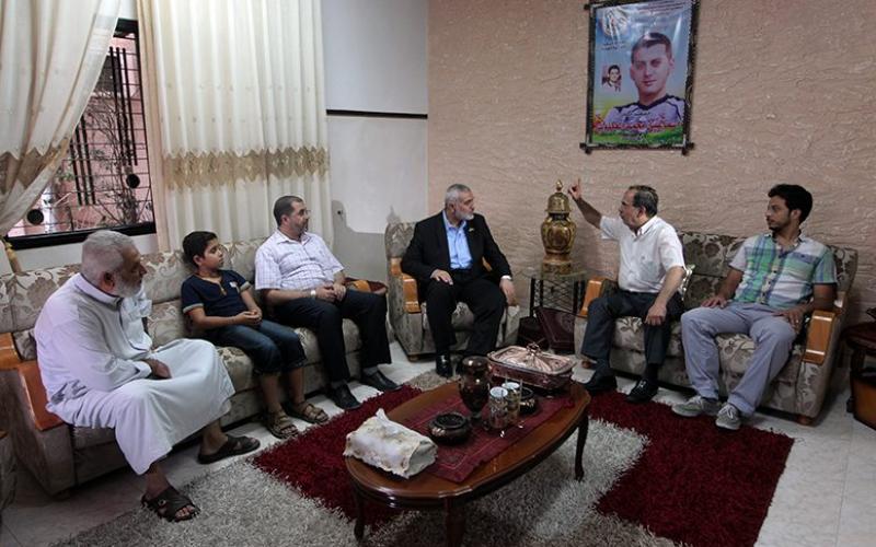 صور: هنية يزور عوائل الشهداء ويهنئ بالنصر