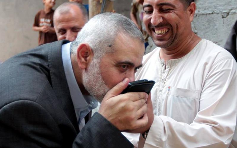 صور: هنية يزور عوائل الشهداء ويهنئ بالنصر