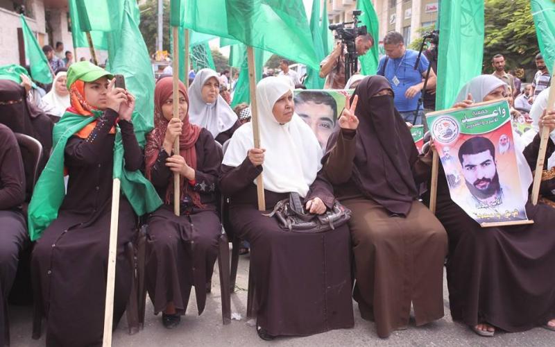 صور: أهالي الأسرى بغزة أمام الصليب الأحمر