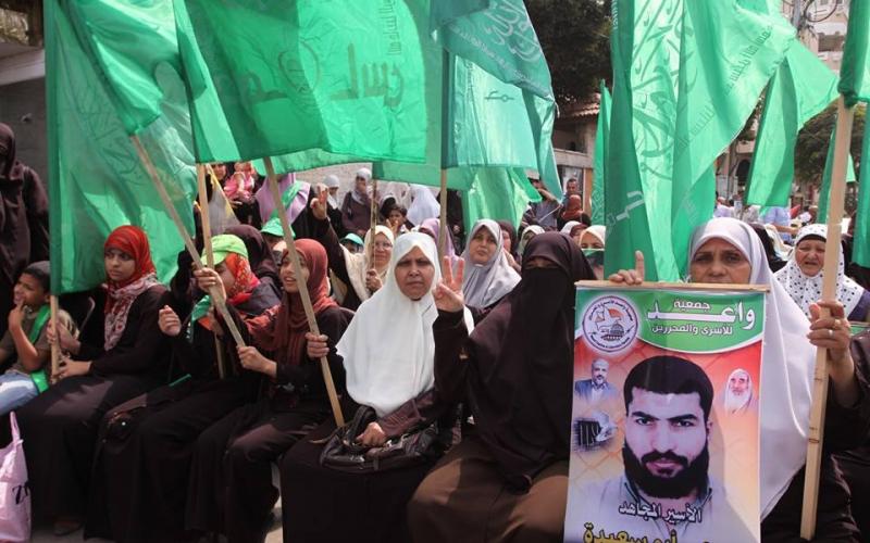 صور: أهالي الأسرى بغزة أمام الصليب الأحمر