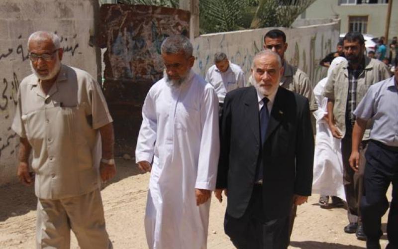 بالصور: زيارة "بحر" لعوائل الشهداء برفح