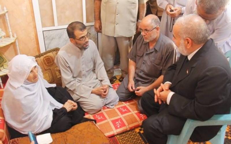 بالصور: زيارة "بحر" لعوائل الشهداء برفح