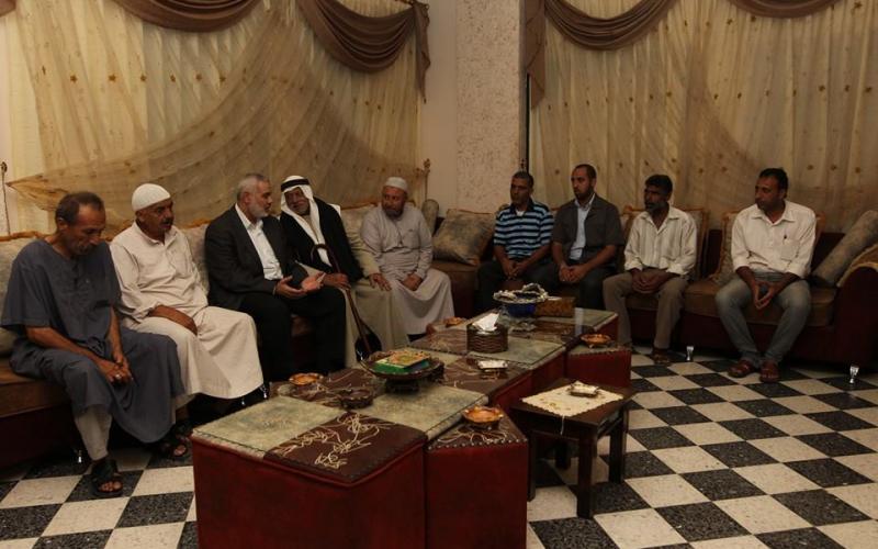 صور: هنية يؤدي واجب العزاء لعائلة "الريفي"
