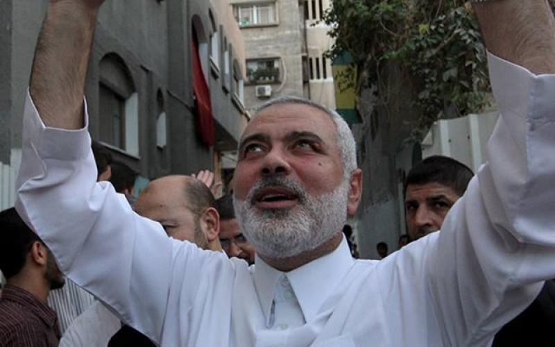 صور: هنية يؤدي واجب العزاء لعوائل الشهداء