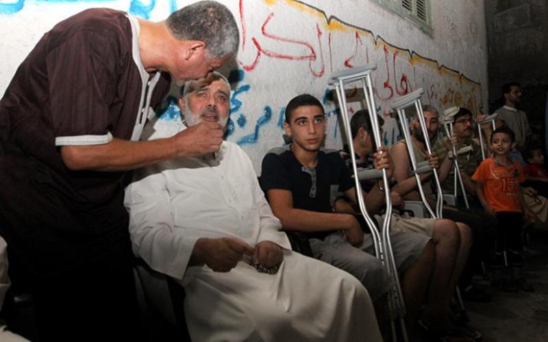 صور: هنية يؤدي واجب العزاء لعوائل الشهداء