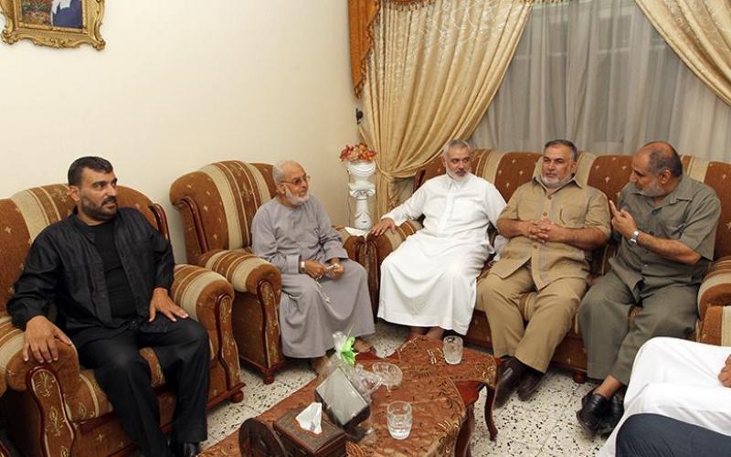 صور: هنية يؤدي واجب العزاء لعوائل الشهداء