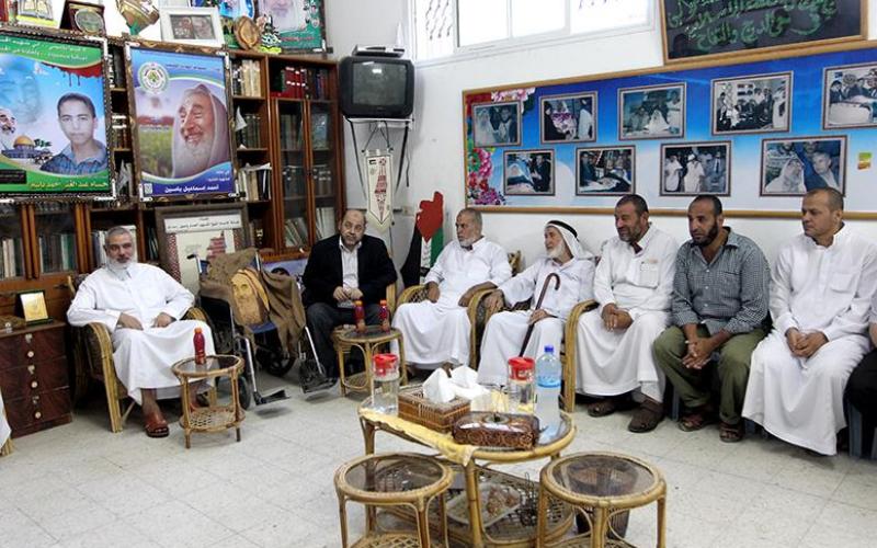 صور: هنية يؤدي واجب العزاء لعوائل الشهداء