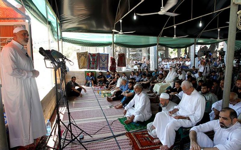 صور: هنية يخطب الجمعة في مسجد "السوسي"