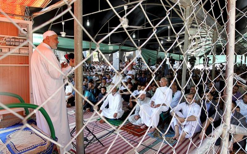 صور: هنية يخطب الجمعة في مسجد "السوسي"