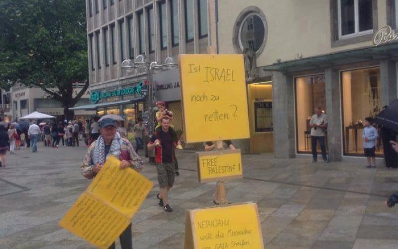 صور: ألماني يتظاهر أسبوعياً نصرة لفلسطين