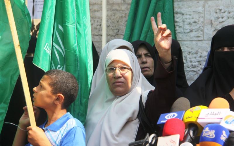 صور: وقفة نسائية تضامنية مع الأسرى بغزة