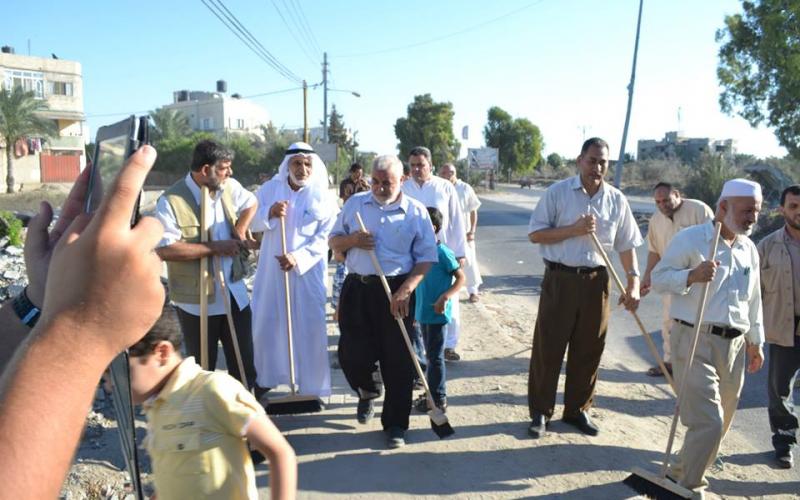 ​بالصور:حماس وبلدية القرارة تطلقان يوماً تطوعياً