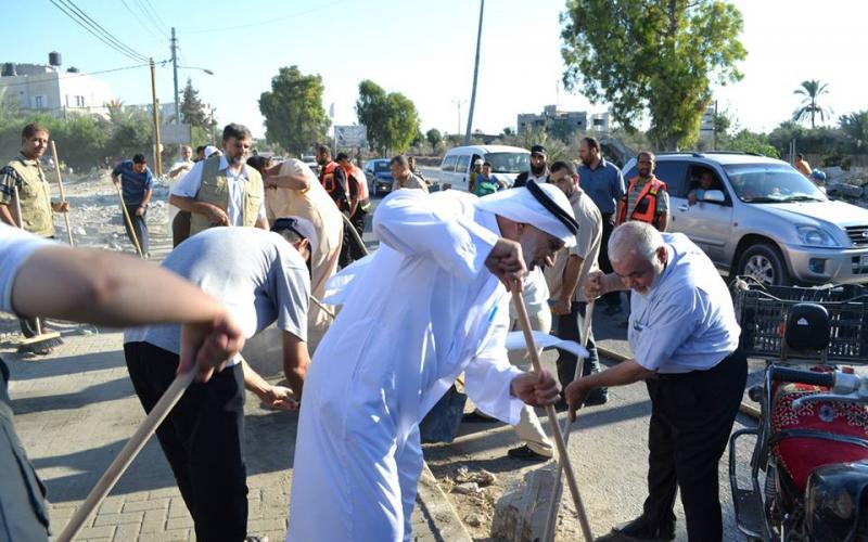 ​بالصور:حماس وبلدية القرارة تطلقان يوماً تطوعياً