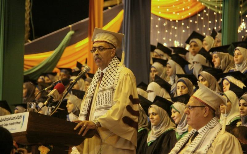 صور: احتفالات تخرج بالكلية الجامعية بغزة