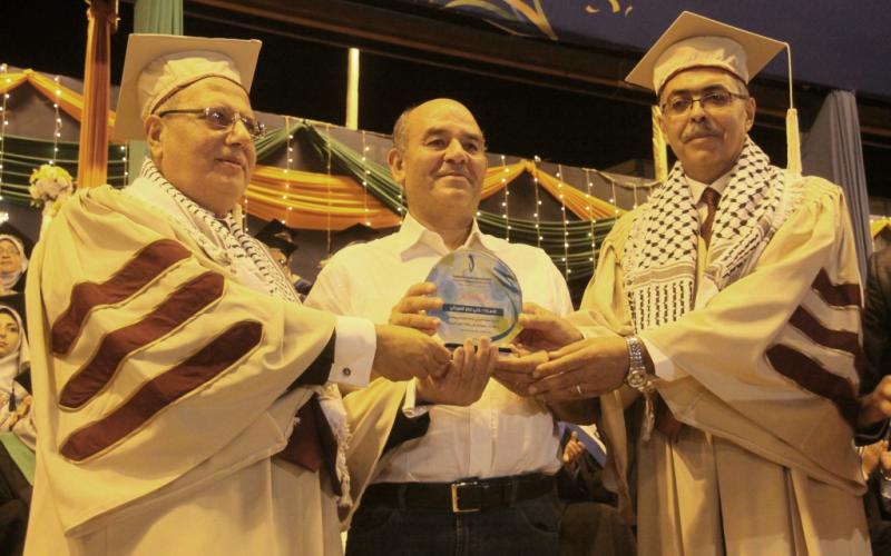صور: احتفالات تخرج بالكلية الجامعية بغزة