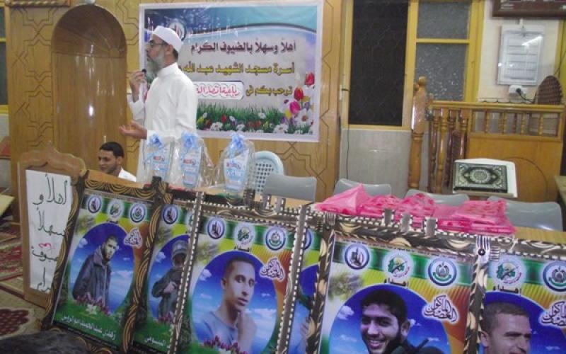 بالصور: حماس تكرم أهالي شهداء العدوان بالنصيرات