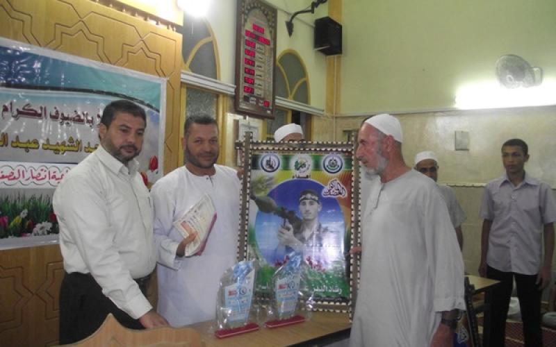 بالصور: حماس تكرم أهالي شهداء العدوان بالنصيرات