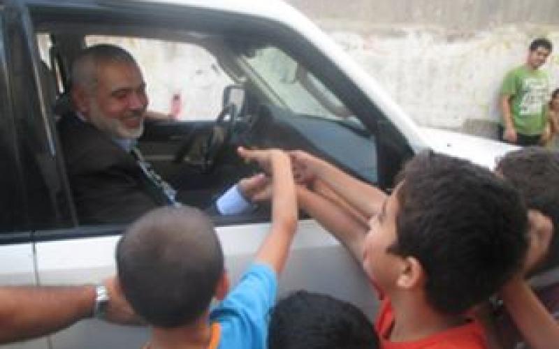 صور: زيارة وفد حماس برئاسة هنية لعوائل شهداء رفح