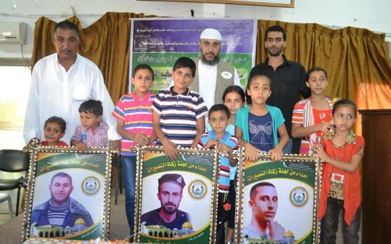 بالصور: زكاة النصيرات توزع كفالات مالية