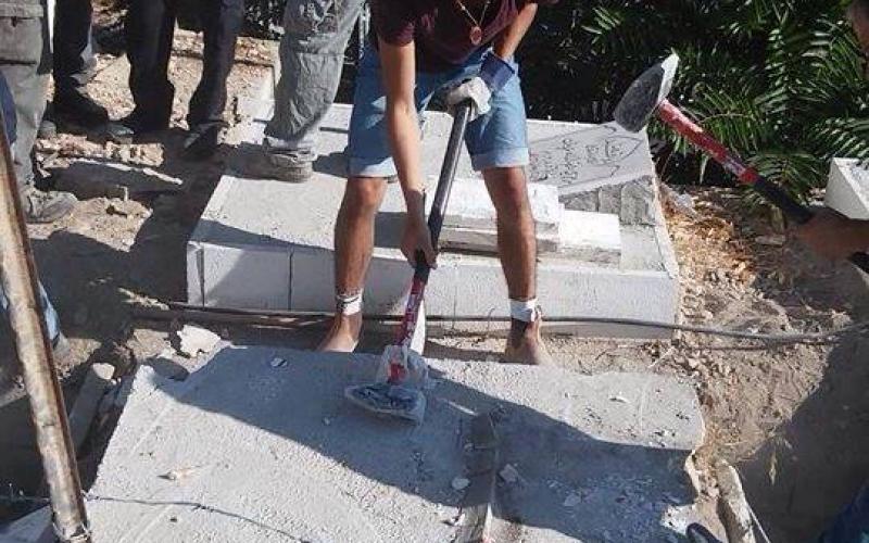 صور: الاحتلال يهدم 20 قبراً لشهداء بالقدس