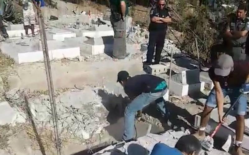 صور: الاحتلال يهدم 20 قبراً لشهداء بالقدس