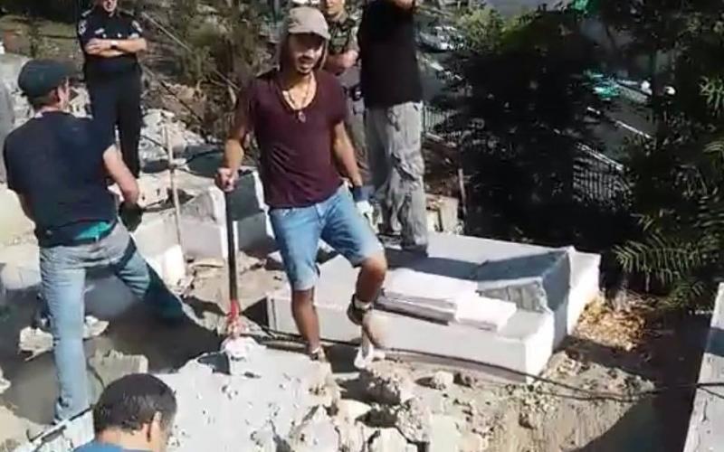 صور: الاحتلال يهدم 20 قبراً لشهداء بالقدس