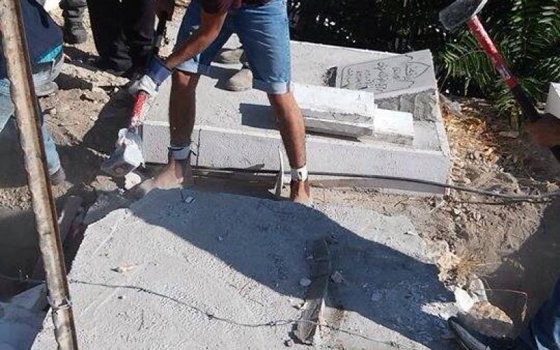 صور: الاحتلال يهدم 20 قبراً لشهداء بالقدس