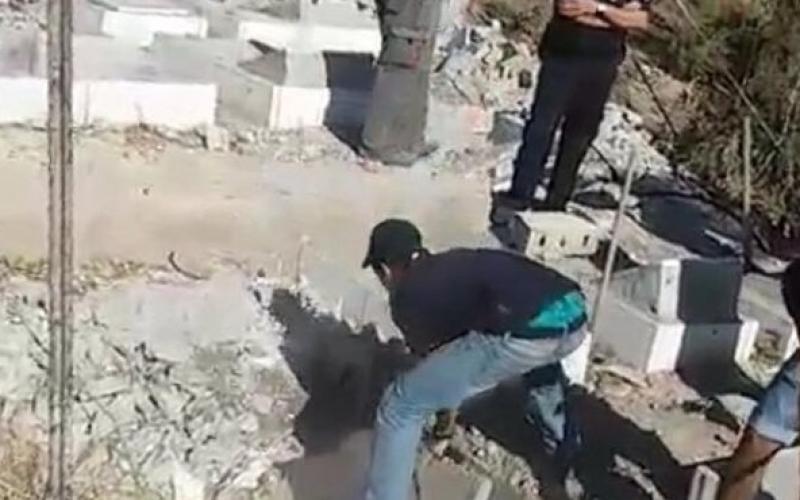 صور: الاحتلال يهدم 20 قبراً لشهداء بالقدس