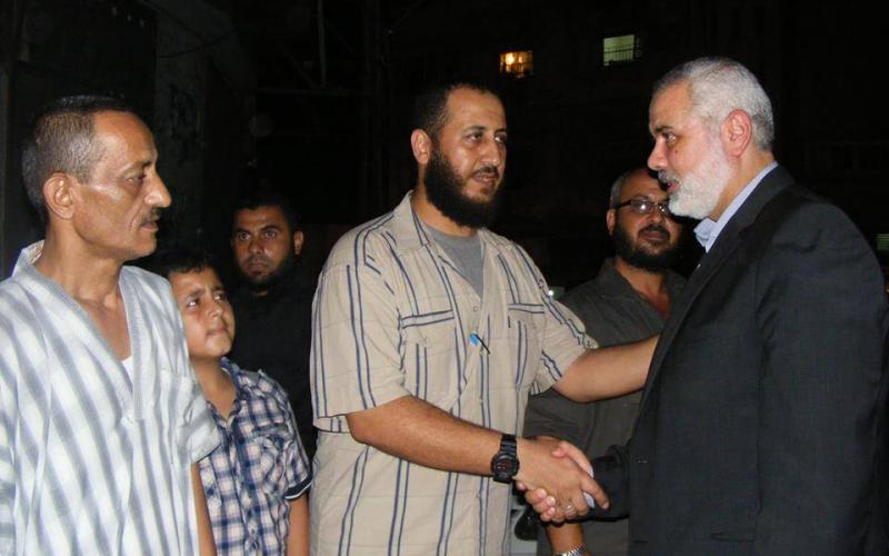 بالصور: هنية يُقدم واجب العزاء بوفاة والد شهيدين