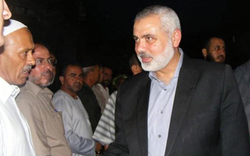 بالصور: هنية يُقدم واجب العزاء بوفاة والد شهيدين