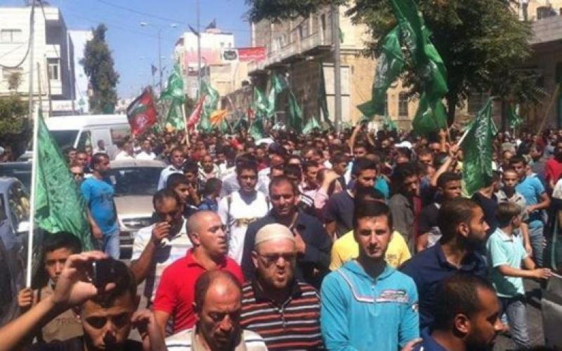 بالصور: عشرات آلاف المواطنين يودّعون الشهداء ويتوعدون الاحتلال