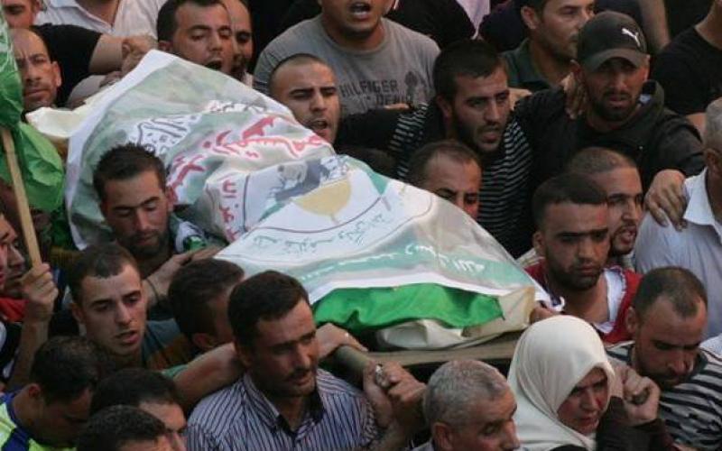 بالصور: عشرات آلاف المواطنين يودّعون الشهداء ويتوعدون الاحتلال