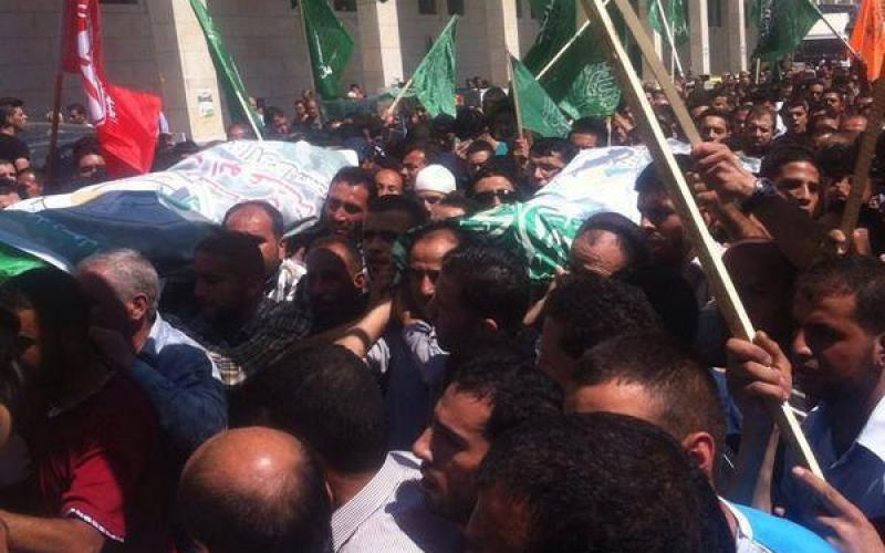 بالصور: عشرات آلاف المواطنين يودّعون الشهداء ويتوعدون الاحتلال