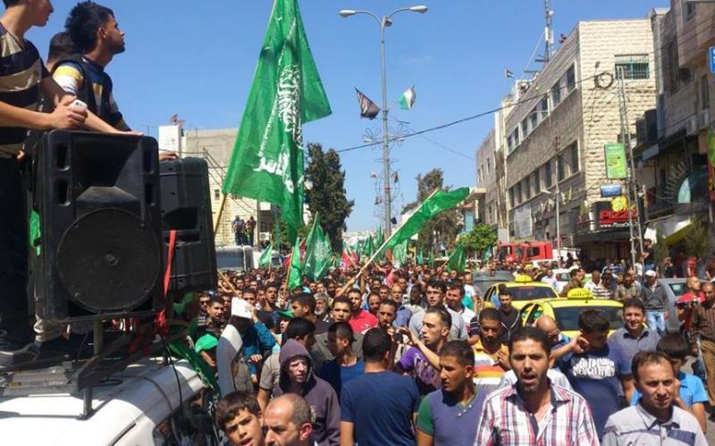 بالصور: عشرات آلاف المواطنين يودّعون الشهداء ويتوعدون الاحتلال