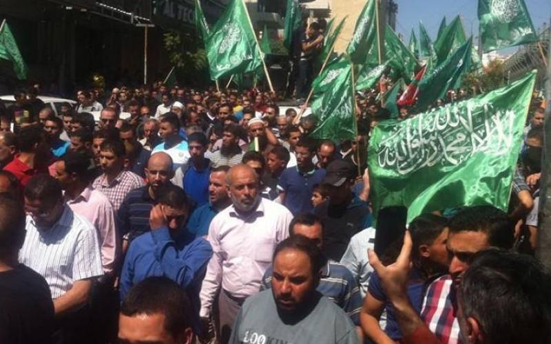 بالصور: عشرات آلاف المواطنين يودّعون الشهداء ويتوعدون الاحتلال