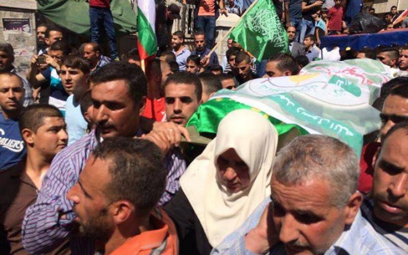 بالصور: عشرات آلاف المواطنين يودّعون الشهداء ويتوعدون الاحتلال