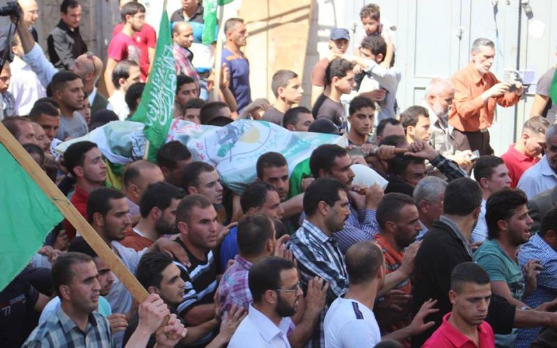 بالصور: عشرات آلاف المواطنين يودّعون الشهداء ويتوعدون الاحتلال