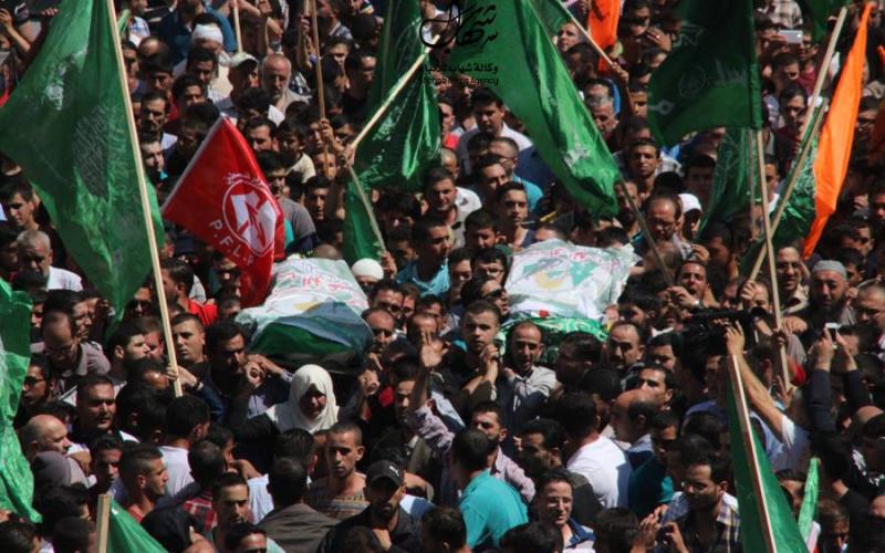 بالصور: عشرات آلاف المواطنين يودّعون الشهداء ويتوعدون الاحتلال