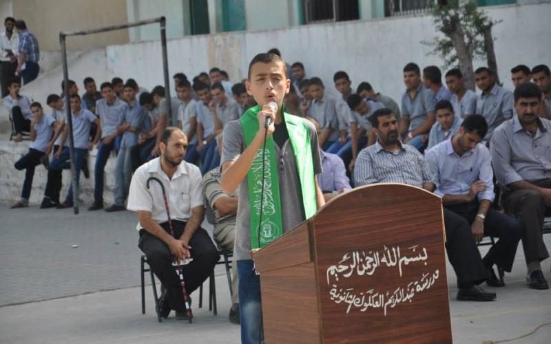 بالصور: الكتلة تكرم ذوي الشهداء بمدرسة دير البلح