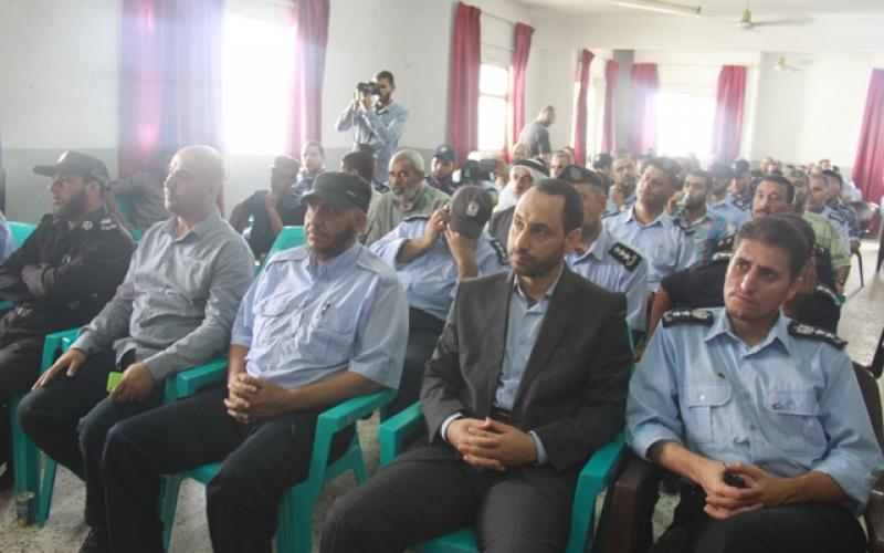 بالصور: شرطة رفح تكّرم عوائل شهدائها