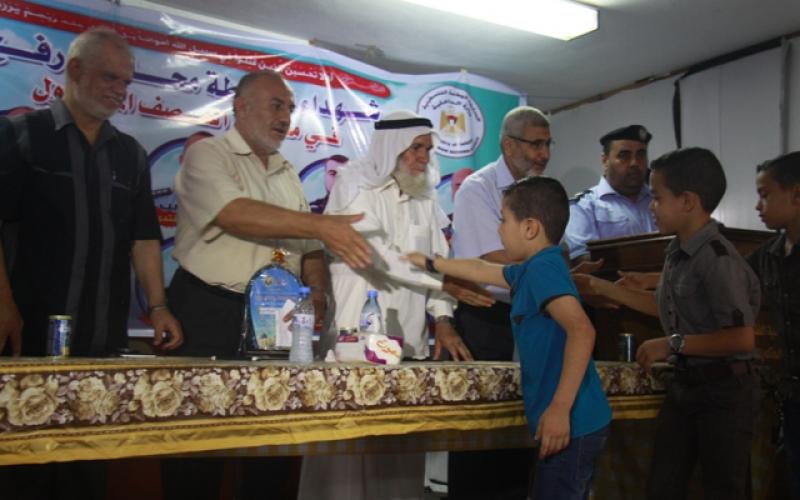 بالصور: شرطة رفح تكّرم عوائل شهدائها