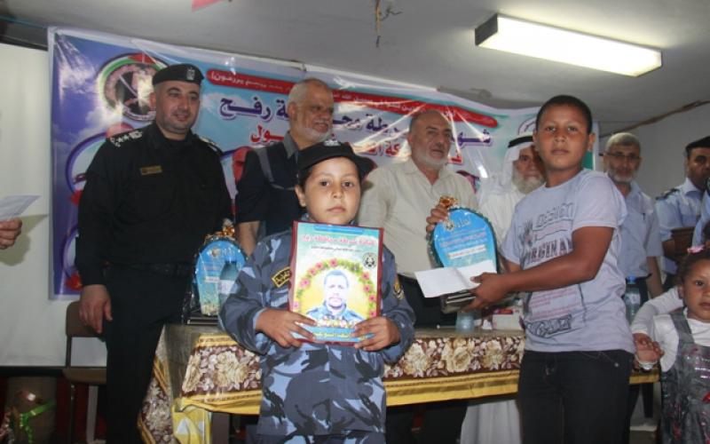 بالصور: شرطة رفح تكّرم عوائل شهدائها