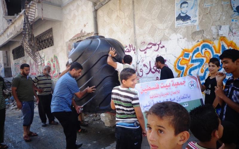صور: توفير خزانات مياه شرب في مناطق الشجاعية المدمرة