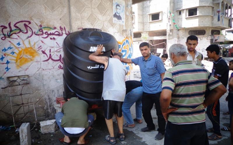 صور: توفير خزانات مياه شرب في مناطق الشجاعية المدمرة