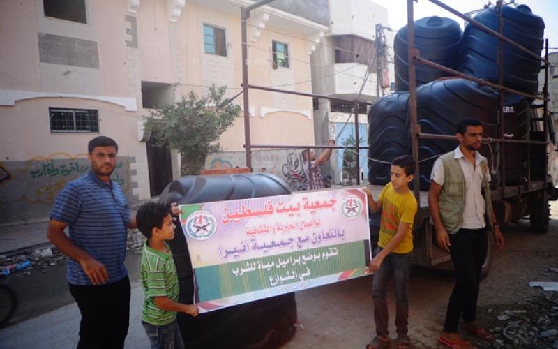 صور: توفير خزانات مياه شرب في مناطق الشجاعية المدمرة