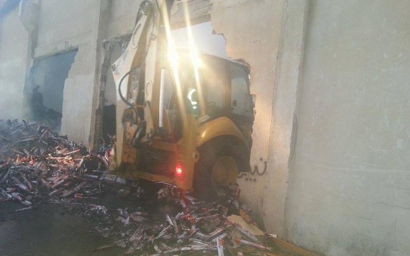 صور: اخماد حريق بمخازن شركة منظفات في الخليل