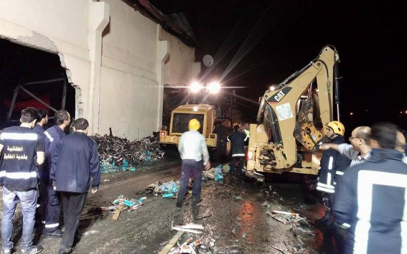 صور: اخماد حريق بمخازن شركة منظفات في الخليل