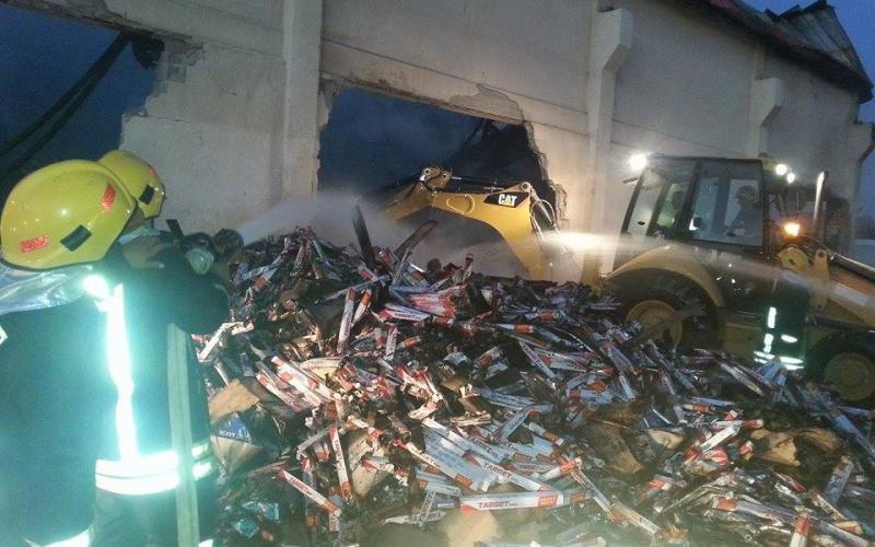 صور: اخماد حريق بمخازن شركة منظفات في الخليل